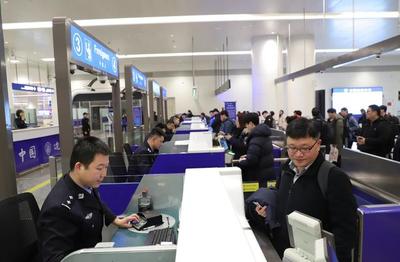 武漢出入境邊防檢查站全力備戰 保障元旦假期口岸通關安全高效順暢