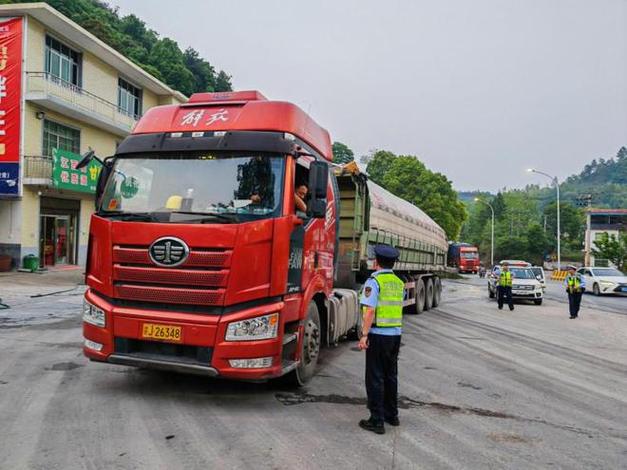 上栗縣交通運輸局織密 "五一" 道路運輸安全網 筑牢貨運監(jiān)管防線